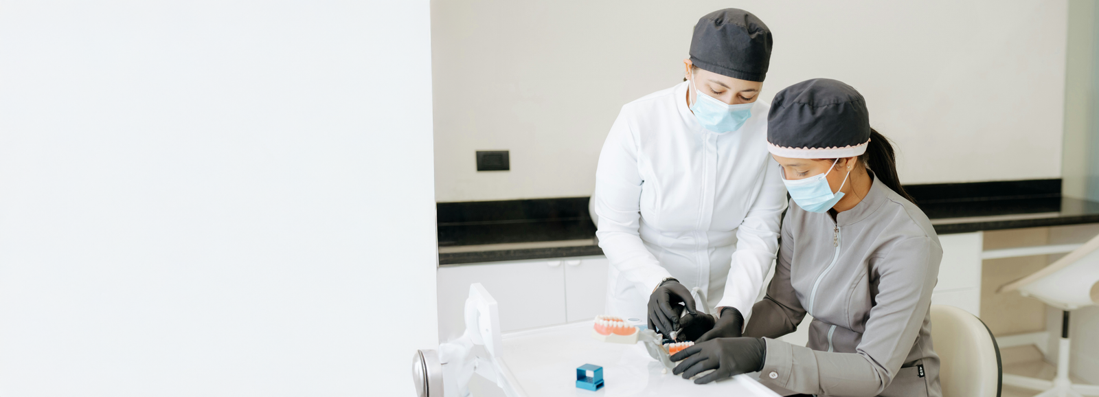 Especialistas de INOOM trabajando en entorno clínico