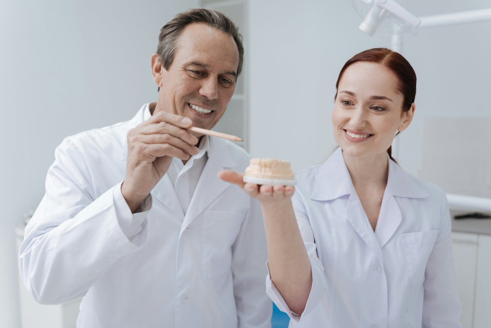 Docente y estudiante de INOOM revisando un modelo dental
